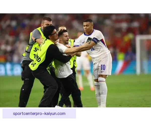 姆巴佩在法国队更衣室地位持续增强，成为年轻球员的核心引领。